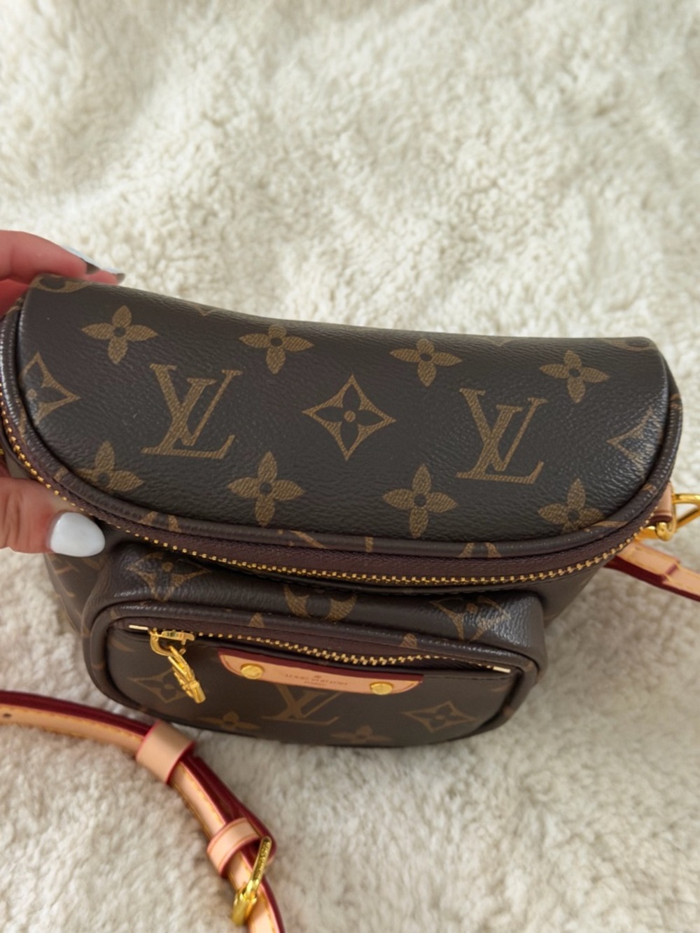 Compact Dark Brown Leather Crossbody Bag with Gold Hardware - Picture 4 of 8